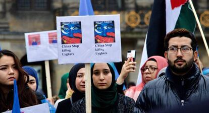 Protesta en Amsterdan contra la violación de los derechos de la minoría uigur. 