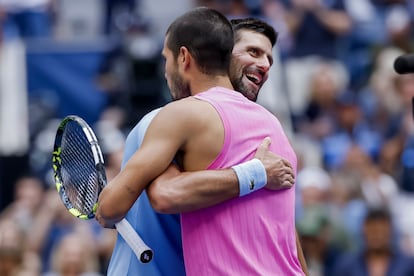 Djokovic y Alcaraz se saludan en la red tras el partido, este viernes en la Arthur Ashe de Nueva York.