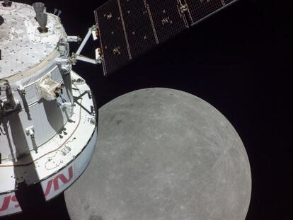 En el sexto día de la misión Artemis I, una cámara montada en los paneles solares de 'Orión' capturó la nave espacial y la Luna.