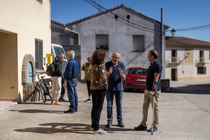Vecinos de la pedanía de Cuarte, municipio de Huesca (España), conversan tras una reunión para abordar los impactos del futuro centro de datos de Amazon Web Services (AWS) en el polígono de Walqa, cercano a esta localidad.