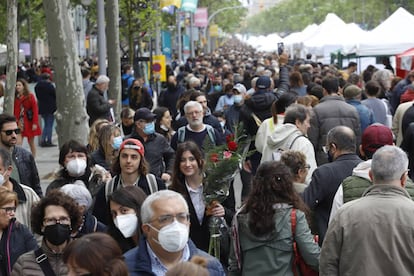 Ambiente durante la celebración de Sant Jordi en Barcelona.