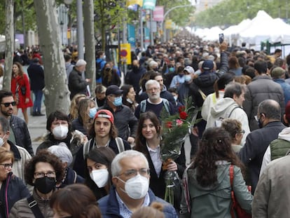 Ambiente durante la celebración de Sant Jordi en Barcelona.