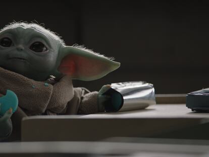 Baby Yoda, en un momento de la segunda temporada de 'The Mandalorian'.