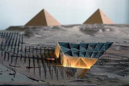 Maqueta del nuevo edificio del Gran Museo Arqueológico, que se elevará a dos kilómetros de las pirámides de Giza.