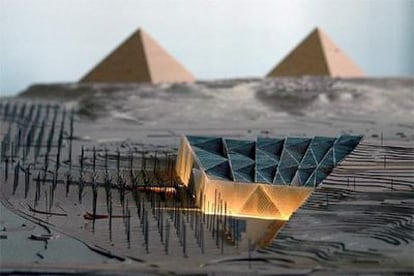 Maqueta del nuevo edificio del Gran Museo Arqueológico, que se elevará a dos kilómetros de las pirámides de Giza.