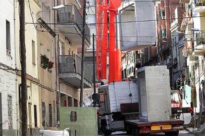 Vehículos pesados transportaban ayer cajones de hormigón para instalarlos junto al número 10 del pasaje de Calafell.