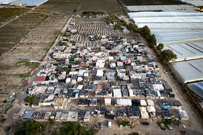 Vista aérea del asentamiento de inmigrantes de Atochares en la localidad de San Isidro, en el municipio de Níjar (Almería).