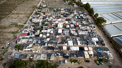 Vista aérea del asentamiento de inmigrantes de Atochares en la localidad de San Isidro, en el municipio de Níjar (Almería).