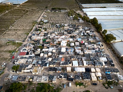 Vista aérea del asentamiento de inmigrantes de Atochares en la localidad de San Isidro, en el municipio de Níjar (Almería).