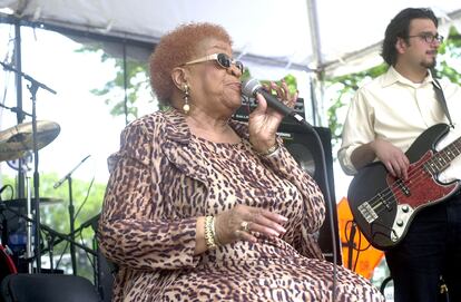 Alberta Adams actúa durante el 18º Bluesfest de Chicago, en 1990.