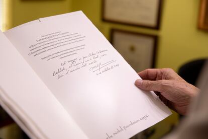 Pedro Cateriano durante una lectura en su despacho. 