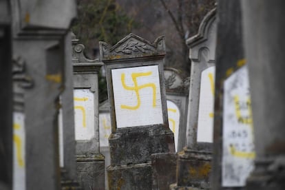 Unas 80 tumbas han sido profanadas en un cementerio judío en Quatzenheim (Francia) este martes, unas horas antes de manifestaciones convocadas en todo el país para denunciar un aumento del antisemitismo.