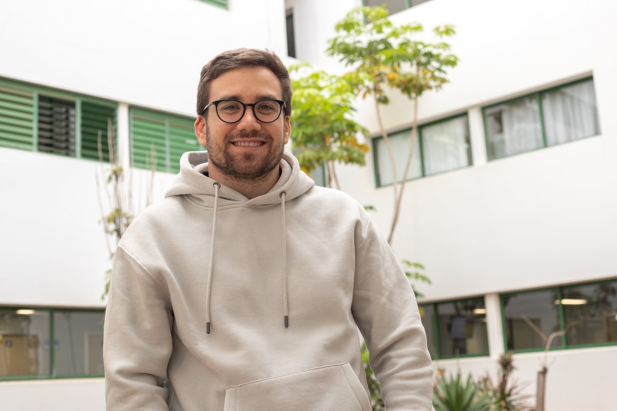 César Carrasco, recepcionista.
