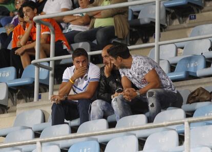 León, a la izquierda, en la grada del Coliseum.