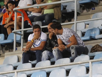 León, a la izquierda, en la grada del Coliseum.