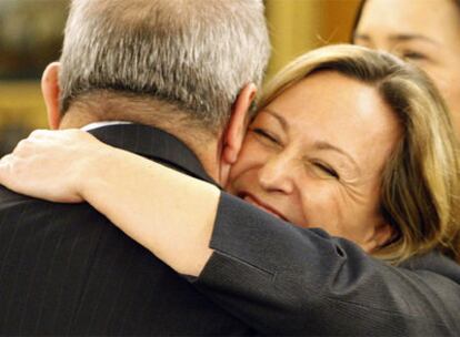 La ministra de Sanidad, Trinidad Jiménez, abraza al nuevo vicepresidente Manuel Chaves.