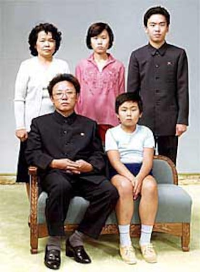 Kim Jong Nam, sentado a la derecha, junto a su padre, su tía y sus primos, en 1981.