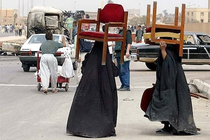 Mujeres iraquíes en abril de 2003, durante los saqueos que se produjeron en Bagdad.