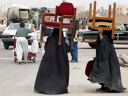 Mujeres iraquíes en abril de 2003, durante los saqueos que se produjeron en Bagdad.