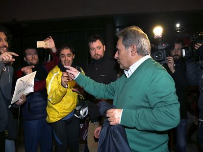 Rus, expresidente de la Diputación de Valencia, se encara con críticos que le esperaban a la salida de los juzgados de Valencia, tras pasar tres días detenido.