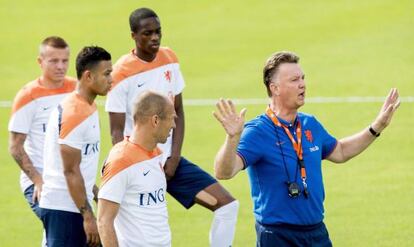 Van Gaal, durante el entrenamiento de Holanda