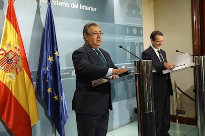 Interior Minister Juan Ignacio Zoido, left, and the head of the Spanish Federation of Municipalities and Provinces (FEMP), Abel Caballero at yesterday's press conference.