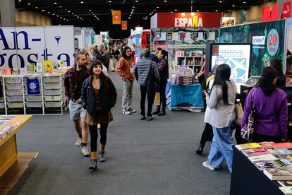 El pabellón de editoriales independientes en la Feria Internacional del Libro de Bogotá, el 25 de abril.