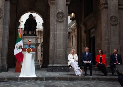 La presidenta de México habla durante la reunión con empresarios de México y Estados Unidos. 