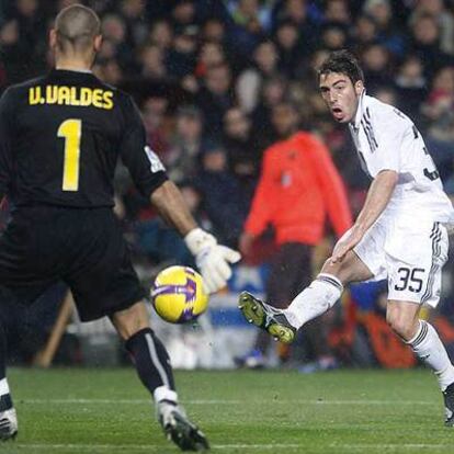 Palanca dispara ante Valdés en el clásico.