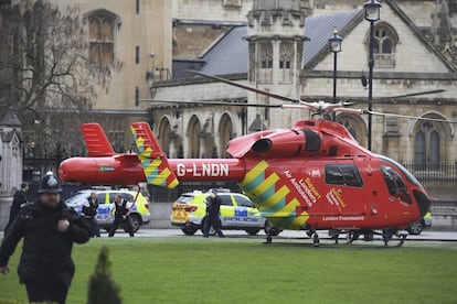 Um helicóptero de emergências em frente ao Parlamento.