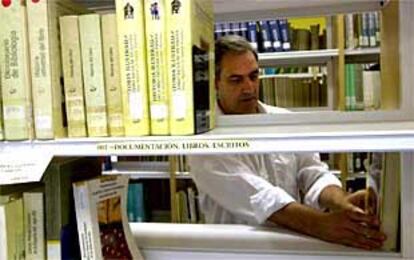 Daniel Rodríguez Cibrián, en la biblioteca de Ciencias de la Educación de Córdoba.