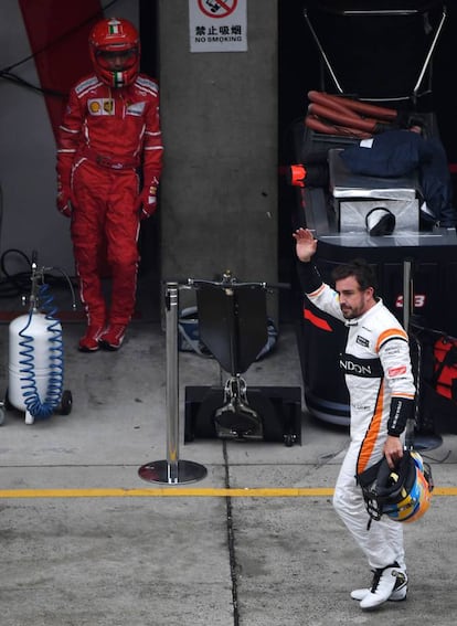 El piloto español Fernando Alonso camina por los 'boxes' después de abandonar la carrera.