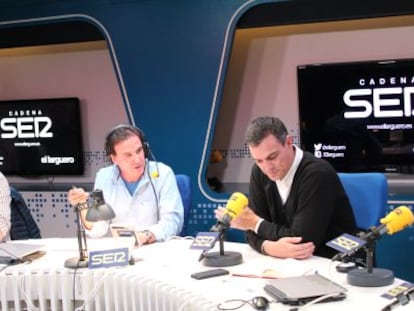 El candidato del PSOE, Pedro Sánchez, acompañado de José Ramón De la Morena y Pablo Laso.