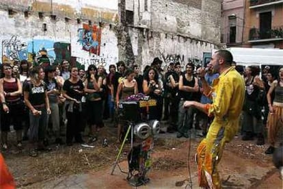 Un centenar de <b><i>okupas</b></i> participaron ayer en la toma de un solar ubicado en la calle del Torrent de l'Olla de Gràcia.