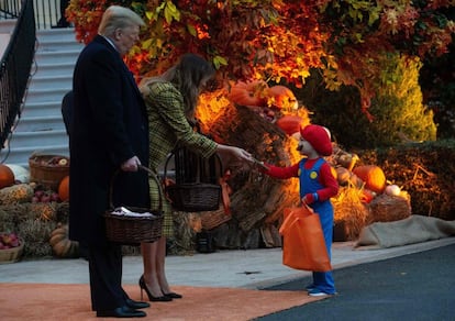 Melania y Donald Trump portan cestas de las que les entregan caramelos a los niños disfrazados, una costumbre presidencial.