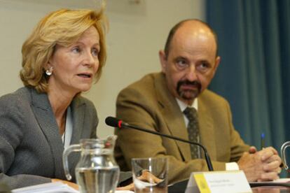 La ministra de Sanidad, Elena Salgado, y el director general de Salud Pública, Manuel Oñorbe.