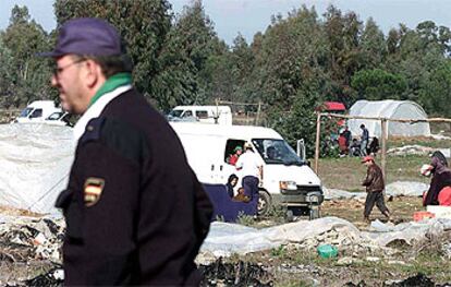 Agentes de la policía autonómica conminan a los protugueses a desmantelar el campamento ilegal de Matalagrana.