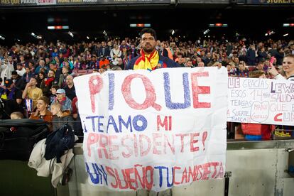 Un aficionado muestra una pancarta en agradecimiento al defensa del Barcelona Gerard Piqué. Se refiere a él como “su presidente”, ya que el defensa siempre ha dejado claro que sueña con presidir algún día el club.