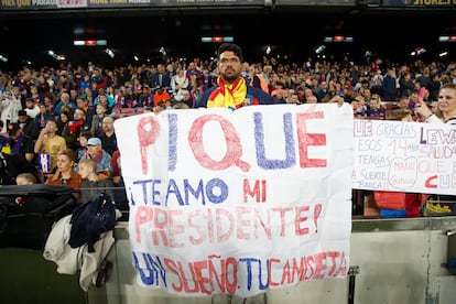 Un aficionado muestra una pancarta en agradecimiento al defensa del Barcelona Gerard Piqué. Se refiere a él como “su presidente”, ya que el defensa siempre ha dejado claro que sueña con presidir algún día el club.