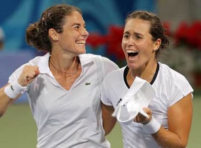 Vivi Ruano y Anabel Medina celebran la clasificación para la final de dobles.
