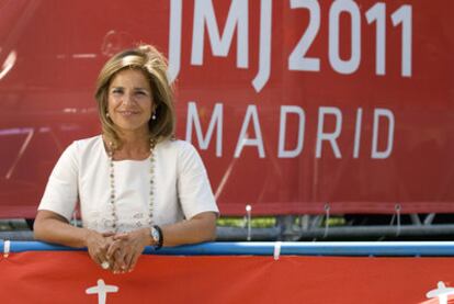 Ana Botella, ayer junto a las lonas colocadas para recibir al Papa en la plaza de Cibeles de Madrid.