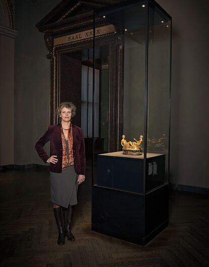 Sabine Haag posa junto a Salero, de Benvenuto Cellini. “Su robo fue una conmoción. Hoy es el emblema del museo, representa el virtuosismo del Renacimiento”.