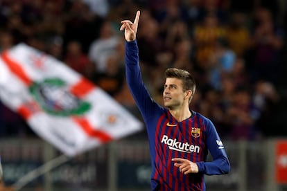 Gerard Piqué celebra la consecución de su gol que es el empate a dos para su equipo.