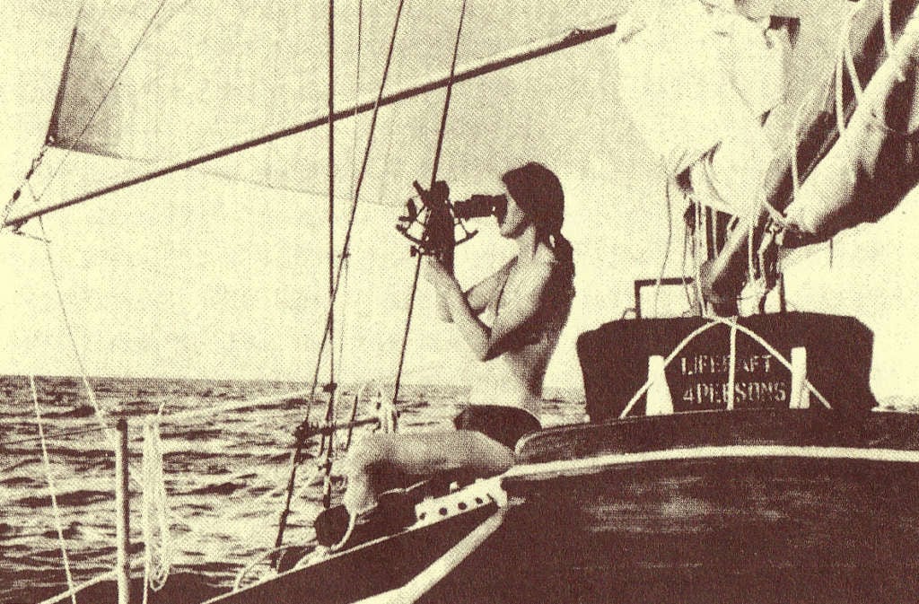 Maralyn usando el sextante antes de que se hundiera su velero.