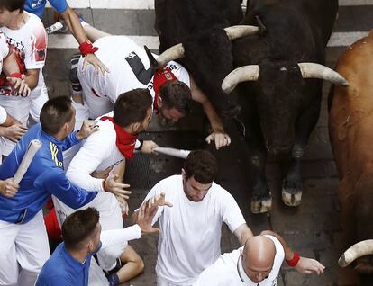 Los toros de la ganadería de Jandilla, a su paso por Estafeta.