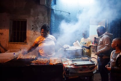 La costumbre de cocinar y vender comida en la calle todavía está muy extendida en el vecindario y, especialmente de viernes a domingo, las calles de Cova da Moura están llenas de mujeres dedicadas a la barbacoa.
