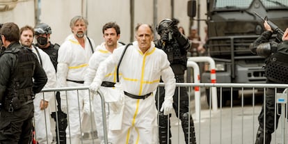 Frédéric Pierrot, en primer plano, y Johan Heldenbergh, segundo por la izquierda, en una imagen de la serie 'La peste'.
