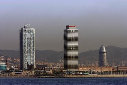 La torre Mapfre (en el centro), vista desde el mar en Barcelona.