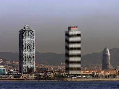 La torre Mapfre (en el centro), vista desde el mar en Barcelona.