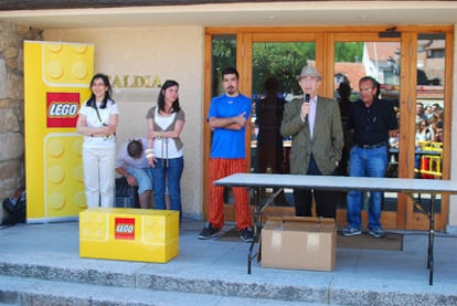 José María Letona, director de la Escuela de Pensamiento Matemático, anuncia los premios en la V Gincana en Torrelodones.